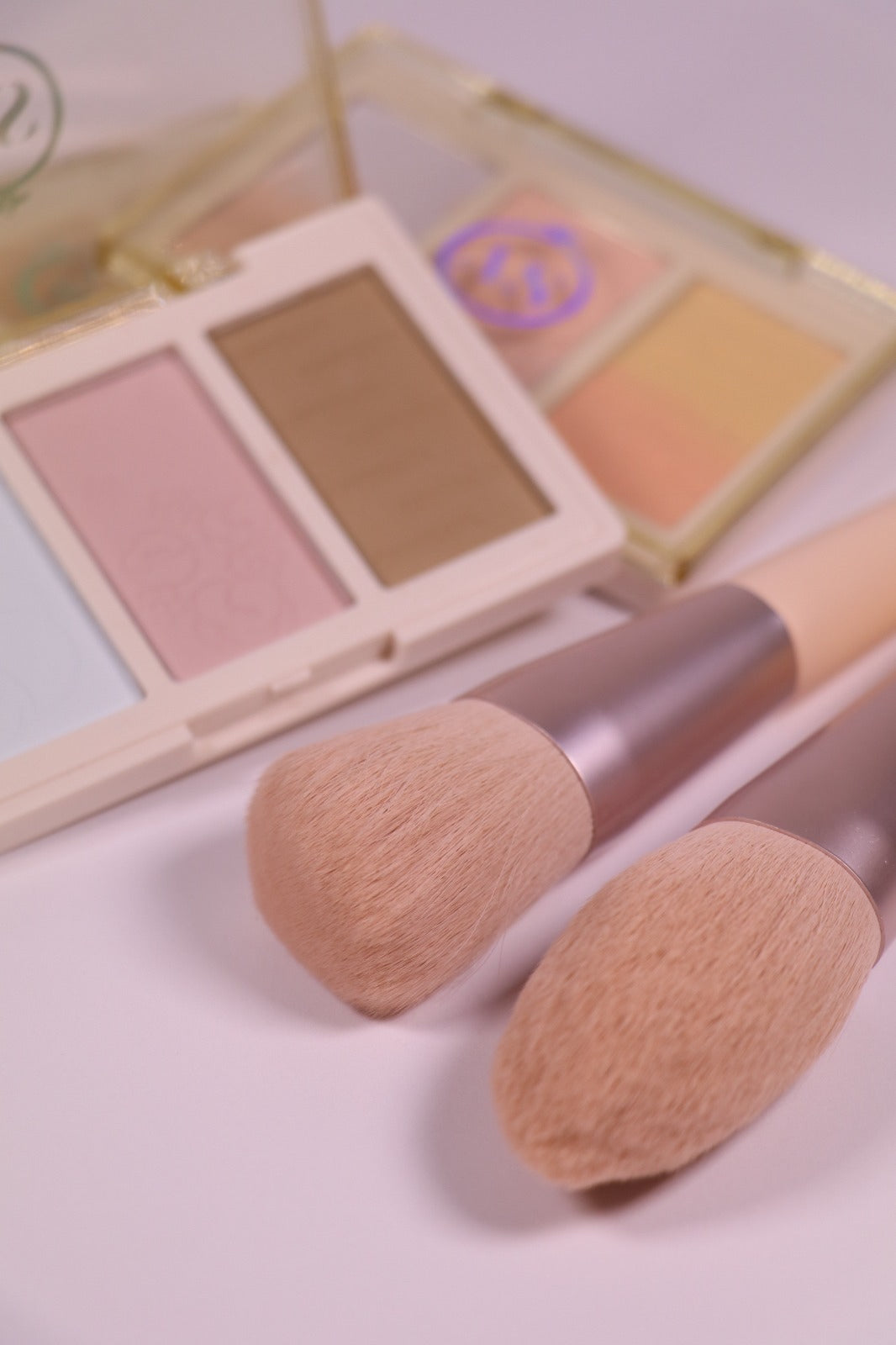 3 in 1 Ageless Makeup ~ Face Contouring Palate & Magic Brush